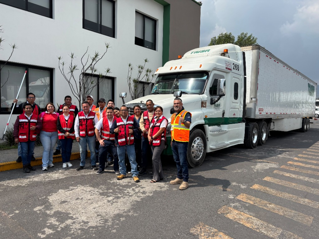 Equipo de TIUSA junto a la unidad tractocamión 260 en sus instalaciones operativas