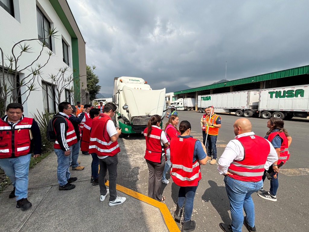 Práctica operativa de inspección vehicular de 17 puntos en el patio de TIUSA