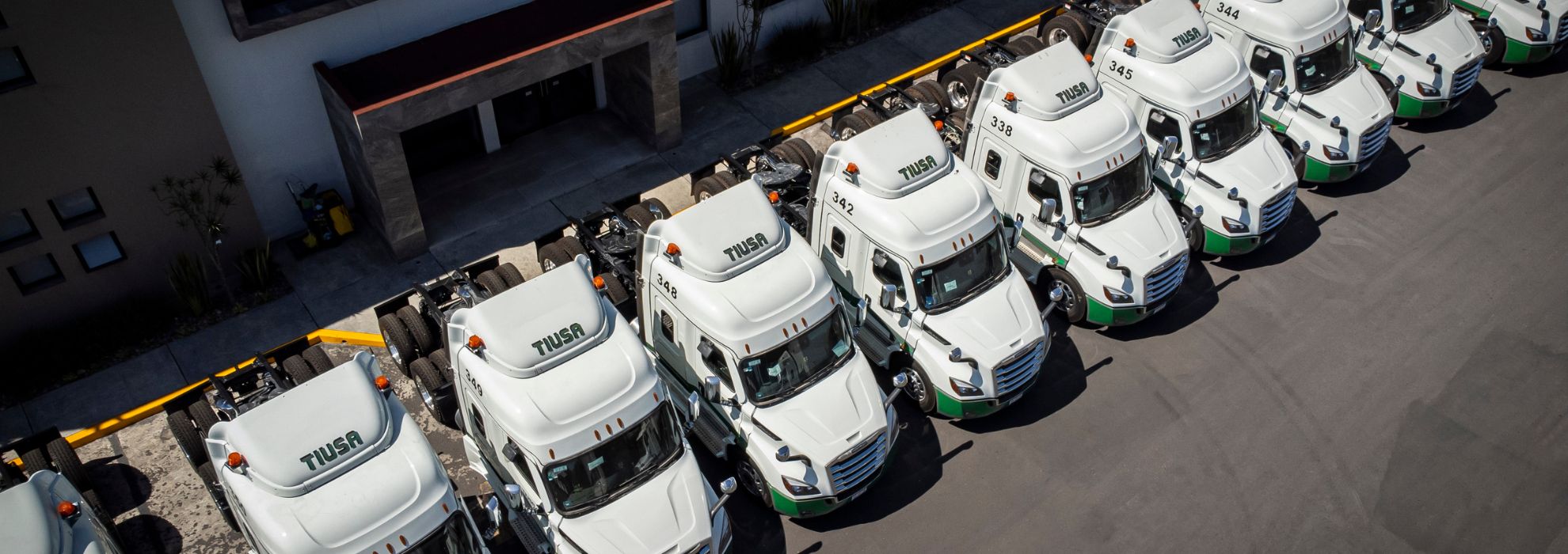 Flota de tractocamiones de TIUSA en sus instalaciones operativas
